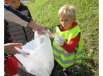 Pomáháme čistit okolí školy (1)