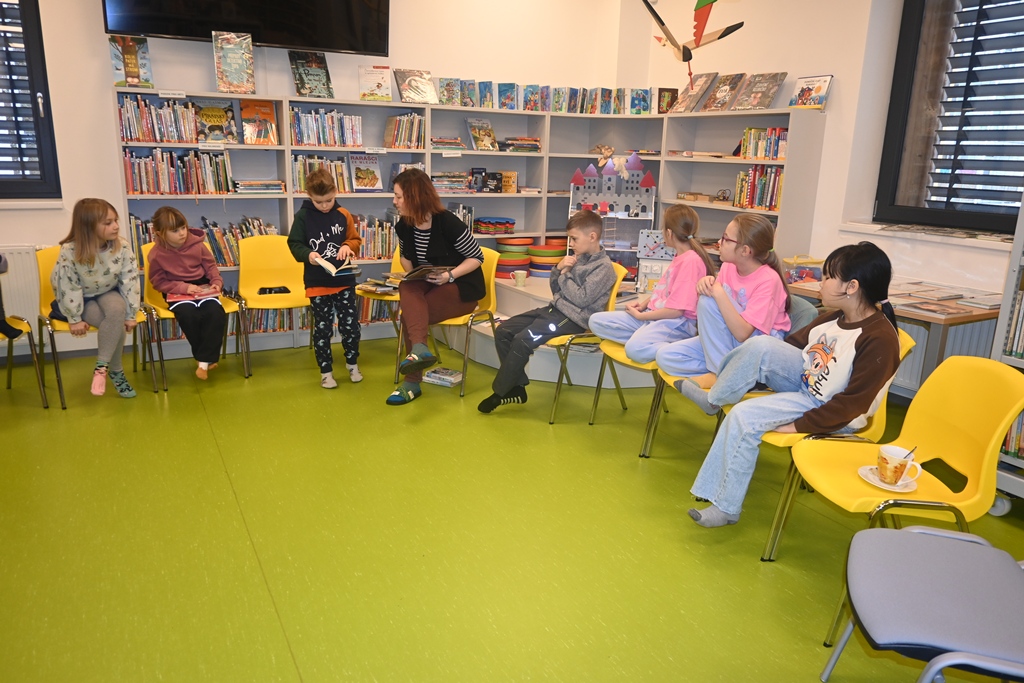 Školáci v knihovně v Železném Brodě