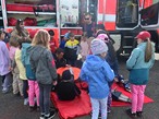 květen 4 hasiči u sokolovny (1)